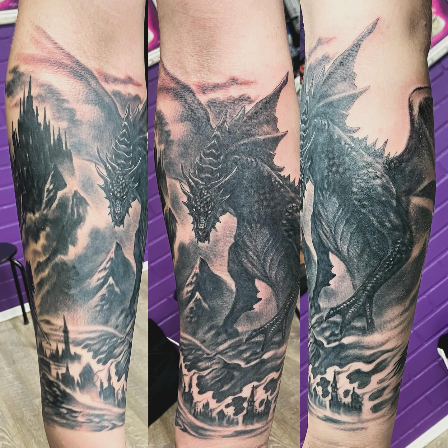 Fantasy hihan erä 2 ⚔️🛡️
-Sami 

#fantasyart #fantasytattoo #dragon #dragontattoo #darkfantasy #realistictattoo #blackandgreytattoo #sleevetattoo #rottentattoostudio #tattoo #tattooideas #tattooinspiration #tattoos #tattooart #tattooed #tattooartist #tattoolife #tattoosleeve #tattoorealistic #kwadronneedles #equlizertattoopen #tatuointi #tatuointikuopio#criticaltorque #tatuointikuopio #skyrim