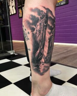 Taru sormusten herrasta hommia😛
-Sami

#tarusormustenherrasta #lordiftherings #lordoftheringstattoo #realistictattoo #blackandgreytattoo #sleevetattoo #rottentattoostudio #tattoo #tattooideas #tattooinspiration #tattoos #tattooart #tattooed #tattooartist #tattoolife #tattoosleeve #tattoorealistic #kwadronneedles #equlizertattoopen #tatuointi #tatuointikuopio#criticaltorque #tatuointikuopio