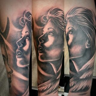 Enkeli jutskia👼🏻
-Sami

#angel #angeltattoo #angeltattoos #realistictattoo #blackandgreytattoo #sleevetattoo #rottentattoostudio #tattoo #tattooideas #tattooinspiration #tattoos #tattooart #tattooed #tattooartist #tattoolife #tattoosleeve #tattoorealistic #kwadronneedles #equlizertattoopen #tatuointi #tatuointikuopio#criticaltorque #tatuointikuopio